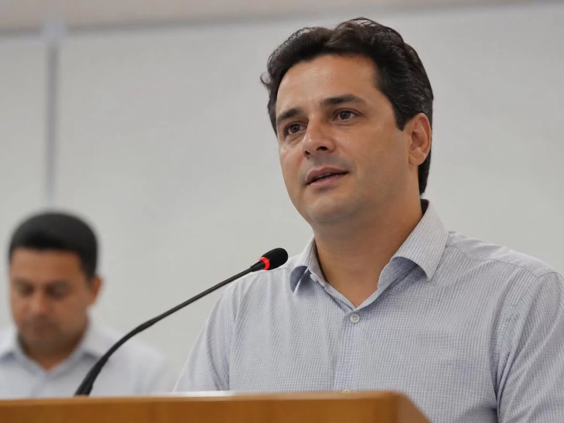 Mesa vista de cima, com um esquema de raciocínio desenhado à mão